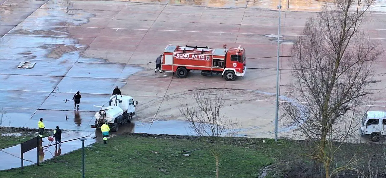 Imagen del montaje de la Feria de Febrero en la Isla del r&iacute;o Esla todav&iacute;a afectada por las crecidas. Foto: PSOE.
