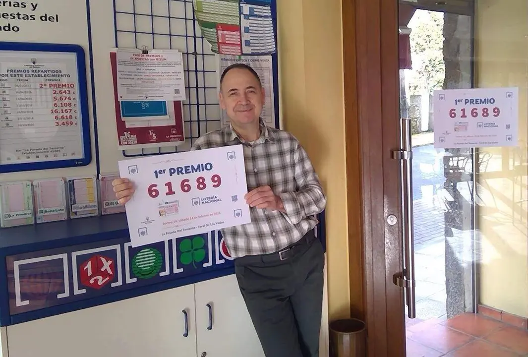 Los dos d&eacute;cimos el primer premio fueron vendidos en el
punto de venta mixto 45.005 de Toral de los Vados, 'La
Posada del Teniente'.