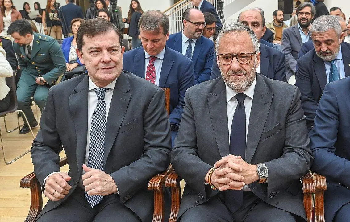 Alfonso Fern&aacute;ndez Ma&ntilde;ueco (i) y Carlos Poll&aacute;n, en un acto de esta legislatura.