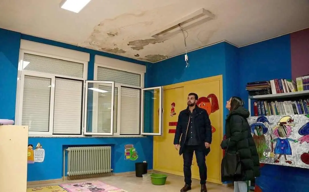 Situaci&oacute;n que se aprecia en el inmueble educativo que la Junta atribuye al Ayuntamiento de la localidad.