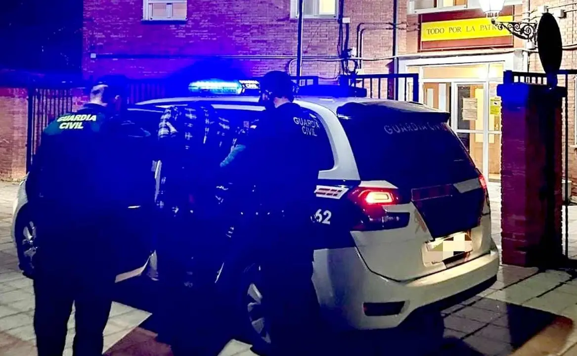 Efectivos de la Guardia Civil trasladan al detenido.