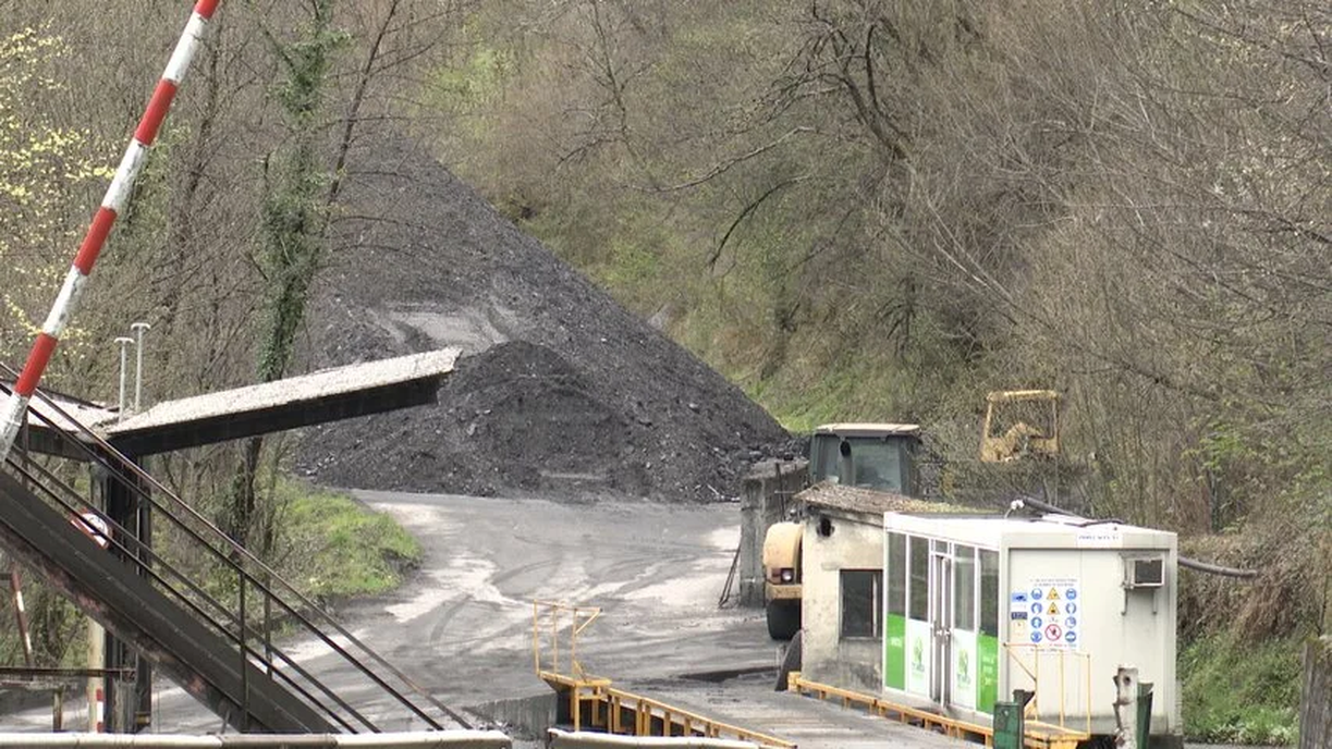 Mineral en el exterior de la explotaci&oacute;n de Cerredo.
