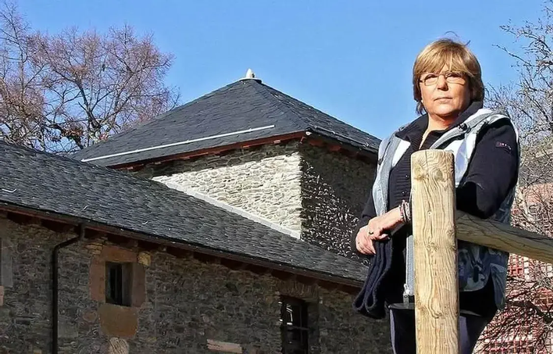 La alcaldesa de Murias de Paredes, Mari Carmen Mallo, carga contra Movistar por sus problemas de cobertura.