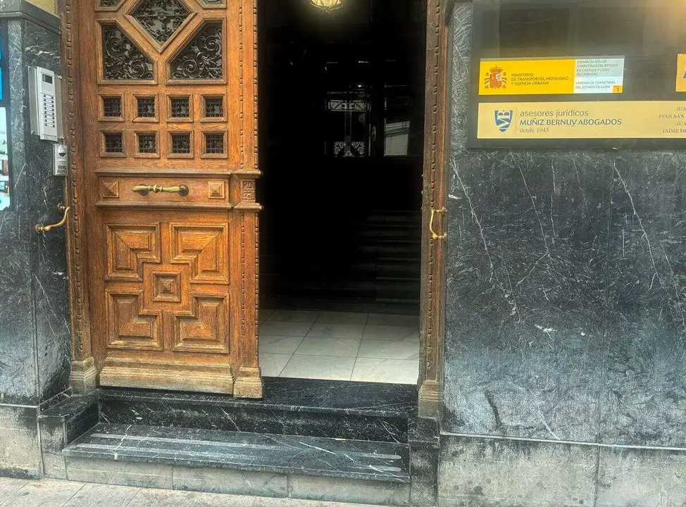 Sede de la Unidad de Carreteras del Ministerio de Transportes en Le&oacute;n, cuyo alquiler XXX en u inmueble que no cumple con la norma de accesibilidad. Foto: IU Le&oacute;n.