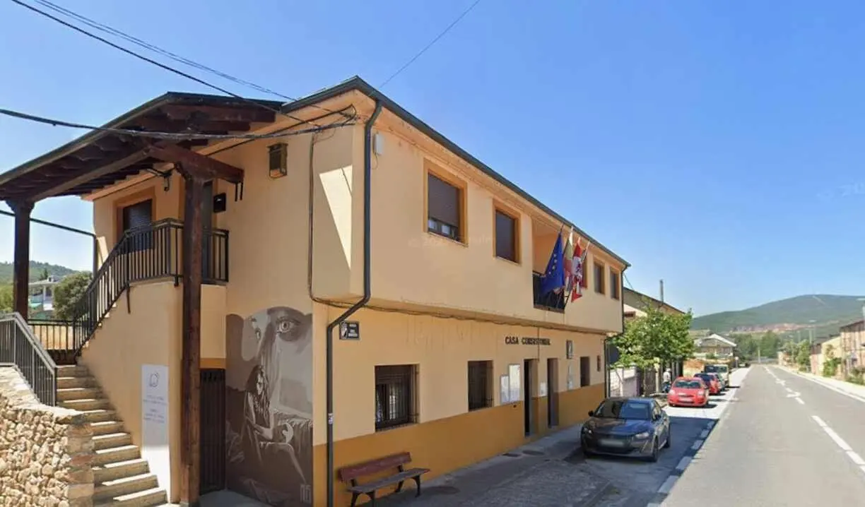 Imagen del Ayuntamiento de la localidad de Carucedo.