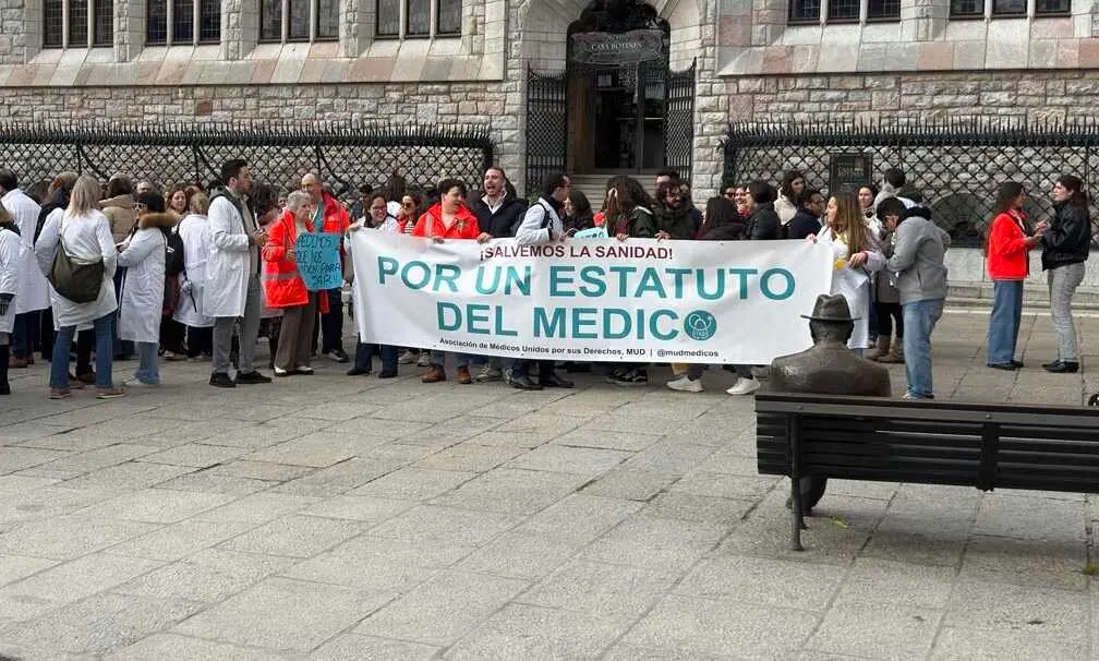 Los m&eacute;dicos leoneses, durante la concentraci&oacute;n de este mi&eacute;rcoles.
