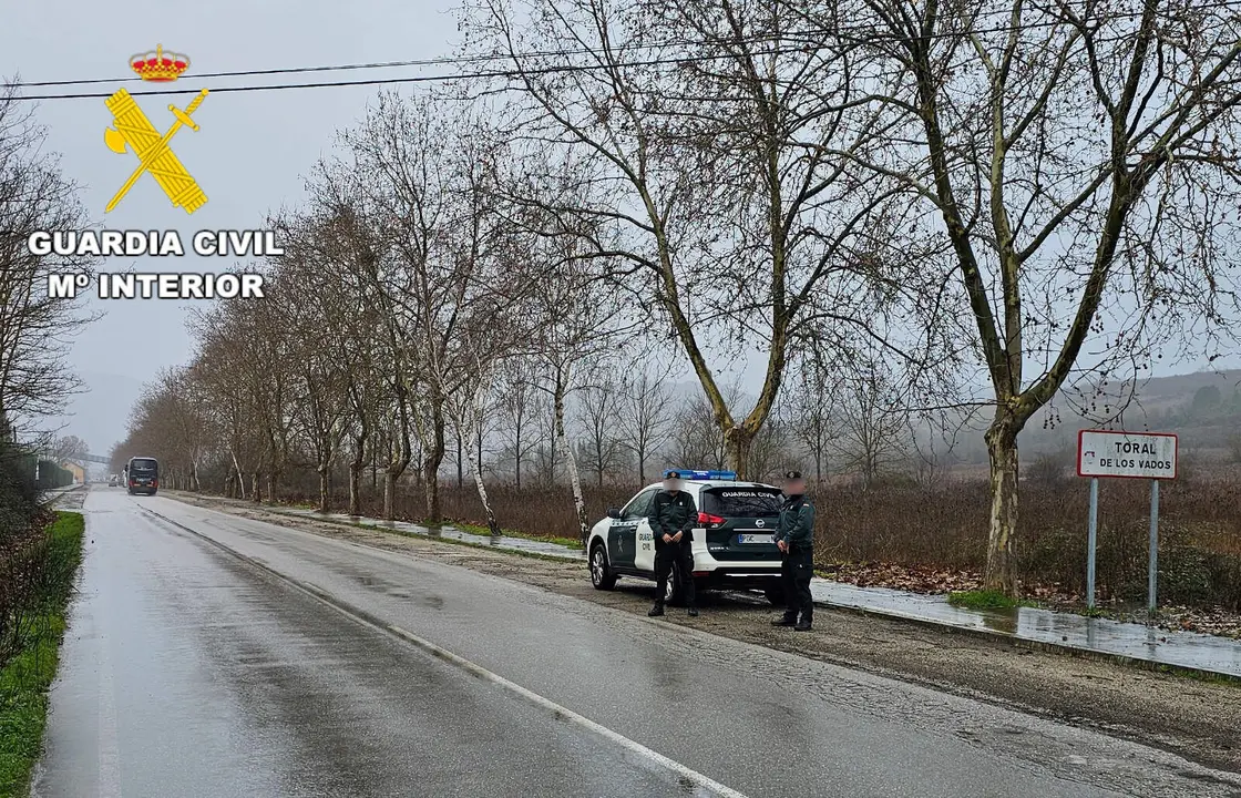 Imagen de una patrulla de la Guardia Civil en la localidad de Toral de los Vados.