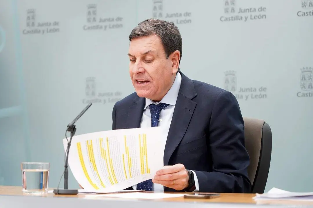 El consejero de Econom&iacute;a y Hacienda y portavoz, Carlos Fern&aacute;ndez Carriedo, comparece en rueda de prensa posterior al Consejo de Gobierno.