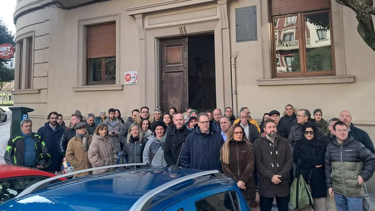 Representantes de UGT durante el minuto de silencio a las puertas del sindicato.
