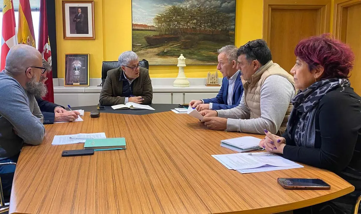 El delegado territorial de la Junta en Le&oacute;n, Eduardo Diego, ha mantenido una reuni&oacute;n de trabajo con representantes del sector ap&iacute;cola de Ucale Coag para abordar distintos asuntos que afectan a la apicultura en la provincia leonesa.