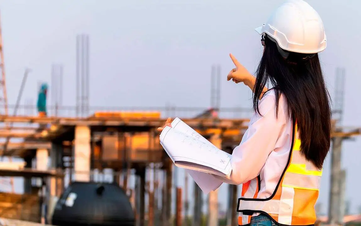 mujer en la construccion