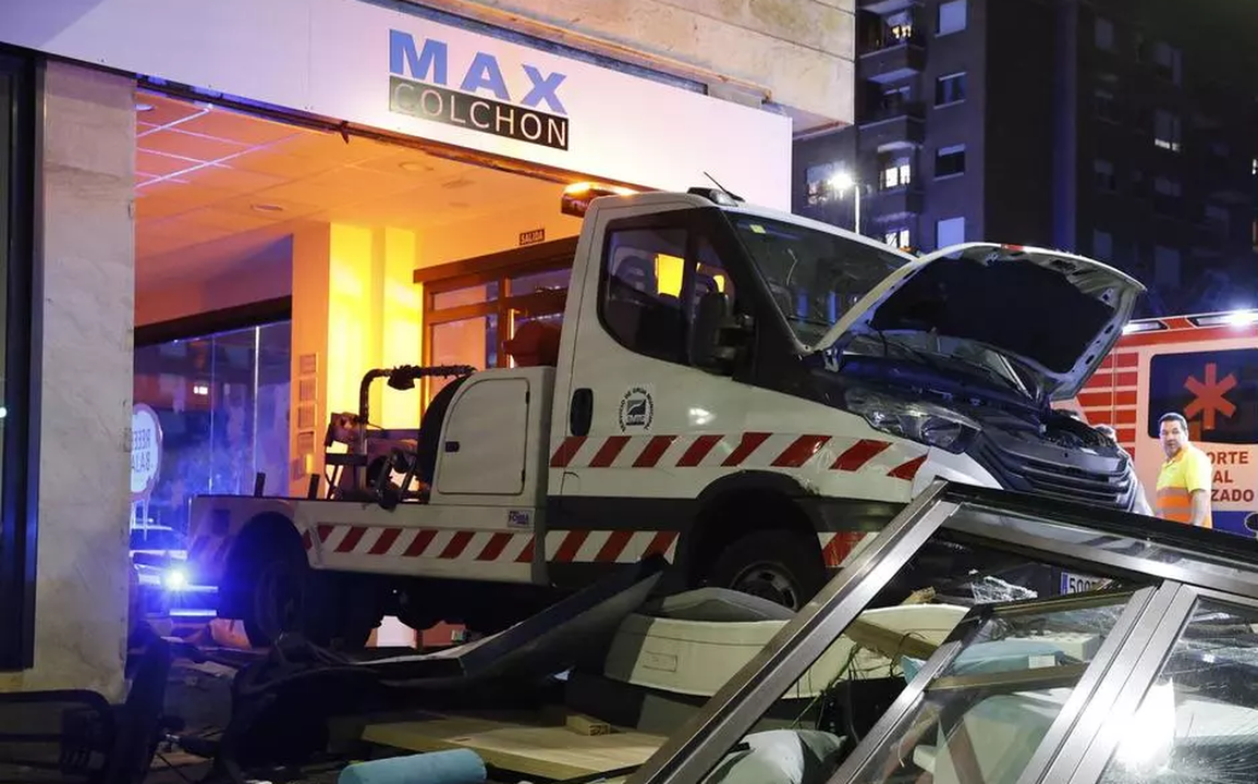 Imagen del veh&iacute;culo tras atravesar el establecimiento comercial y arrollando al funcionario leon&eacute;s.