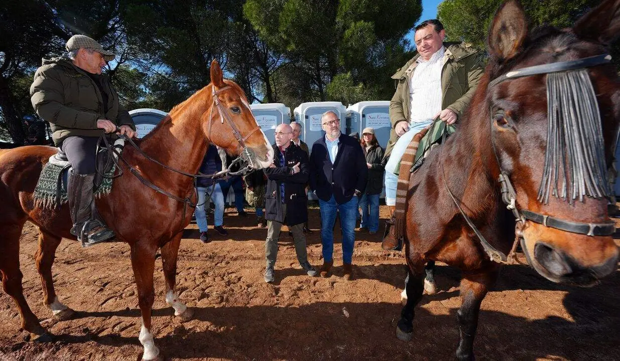 El candidato de Vox a la Presidencia de la Junta, Carlos Poll&aacute;n, asiste junto al jefe de la delegaci&oacute;n del partido en Bruselas Jorge Buxad&eacute;, a la celebraci&oacute;n del Campeonato de Espa&ntilde;a de Galgos en Nava del Rey.