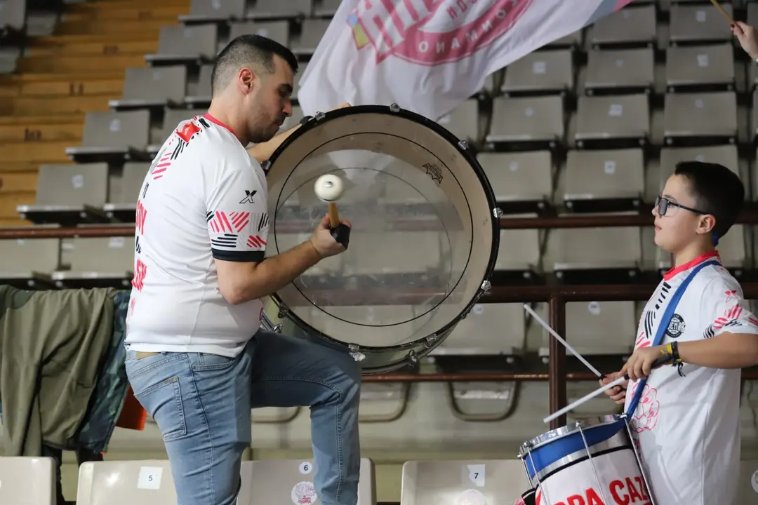 Aficionados del Ademar animan al equipo durante un partido.