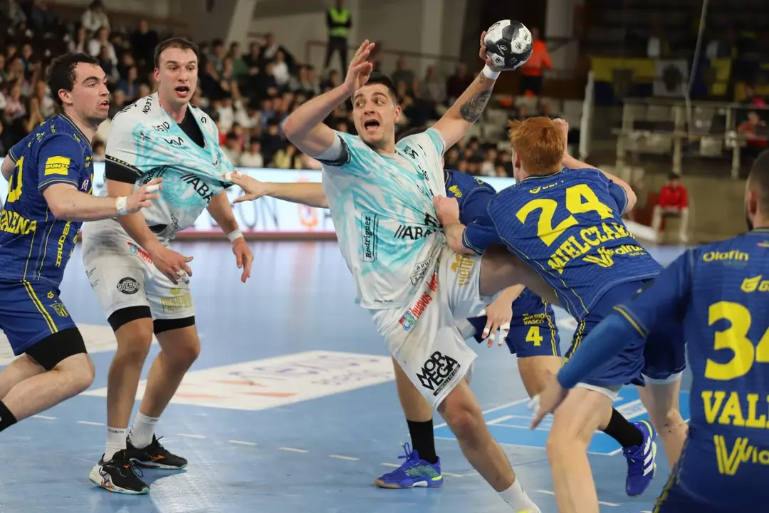 El Abanca Ademar se enfrenta sin margen al FC Barcelona este viernes. Foto: Isaac Llamazares