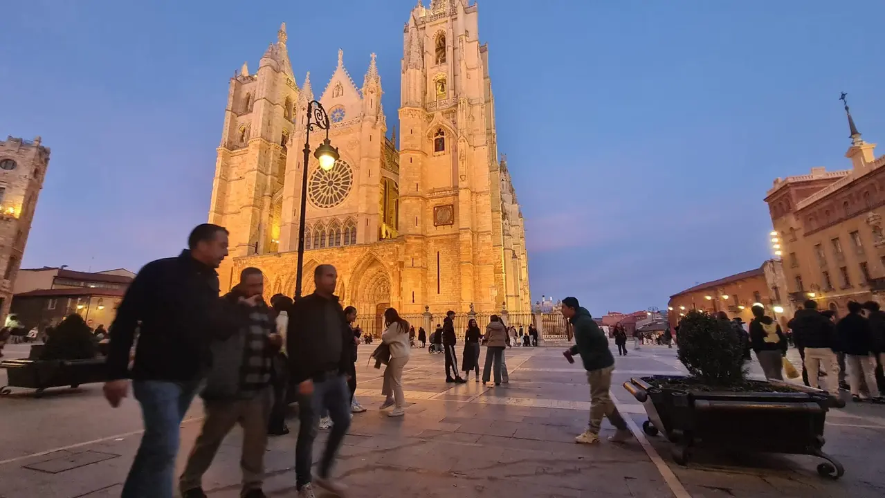 M&aacute;s expectaci&oacute;n que leoneses que se sintieran animales de cuatro patas en la Plaza de Regla de Le&oacute;n.