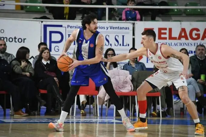 Hayes y Van der Heijden, en un lance del partido.