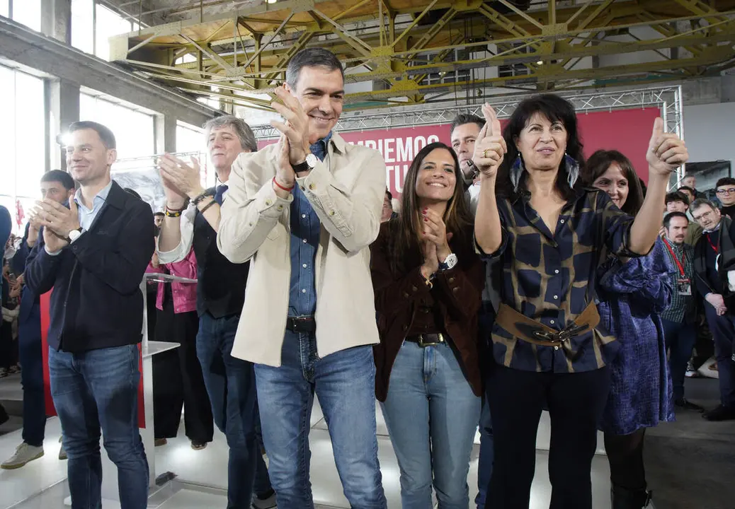 El presidente del Gobierno, Pedro S&aacute;nchez, y el candidato Partido Socialista a la Presidencia de la Junta de Castilla y Le&oacute;n, Carlos Mart&iacute;nez, intervienen en un acto p&uacute;blico del partido junto a la candidata por Le&oacute;n, Nuria Rubio, y el secretario provincial del PSOE, Javier Alfonso Cend&oacute;n