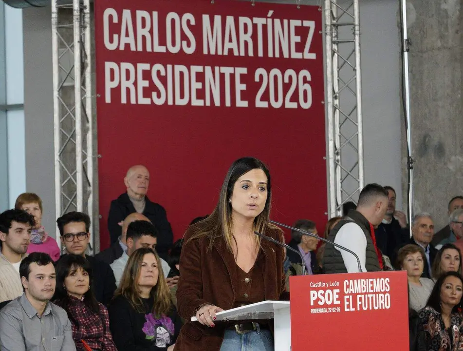 El presidente del Gobierno, Pedro S&aacute;nchez, y el candidato Partido Socialista a la Presidencia de la Junta de Castilla y Le&oacute;n, Carlos Mart&iacute;nez, intervienen en un acto p&uacute;blico del partido junto a la candidata por Le&oacute;n, Nuria Rubio, y el secretario provincial del PSOE, Javier Alfonso Cend&oacute;n. Foto: C&eacute;sar S&aacute;nchez.