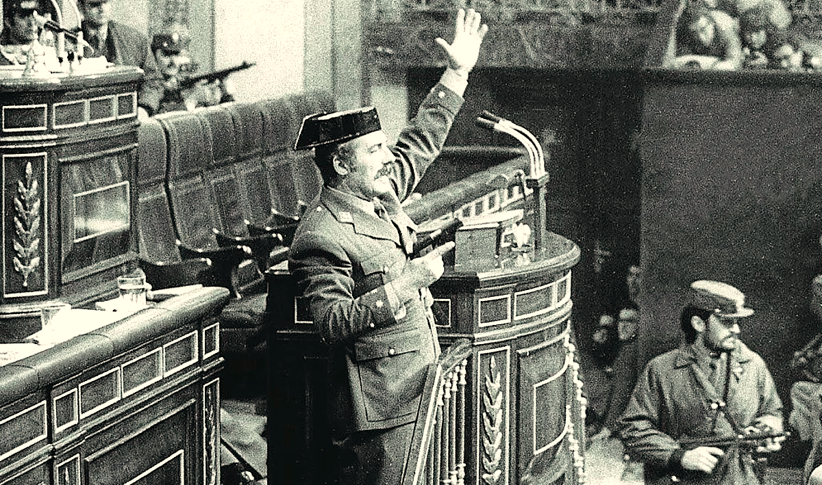 Gonzalo D&iacute;az (abajo a la derecha con su metralleta), uno de los guardias que irrumpi&oacute; en el Congreso, relata en el libro 'Testimonio de un golpista' su papel armado junto a Tejero en el intento de golpe de estado hace 45 a&ntilde;os.