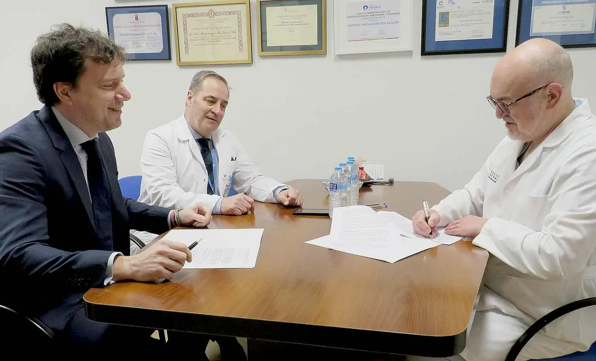 Un instante de la firma del acuerdo de renovaci&oacute;n del doctor Valle Folgueral con San Juan de Dios.