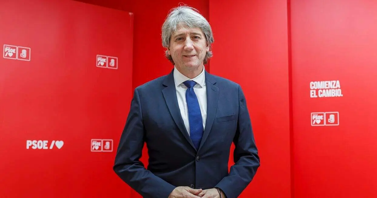 El candidato del PSOE, Carlos Mart&iacute;nez, durante la entrevista