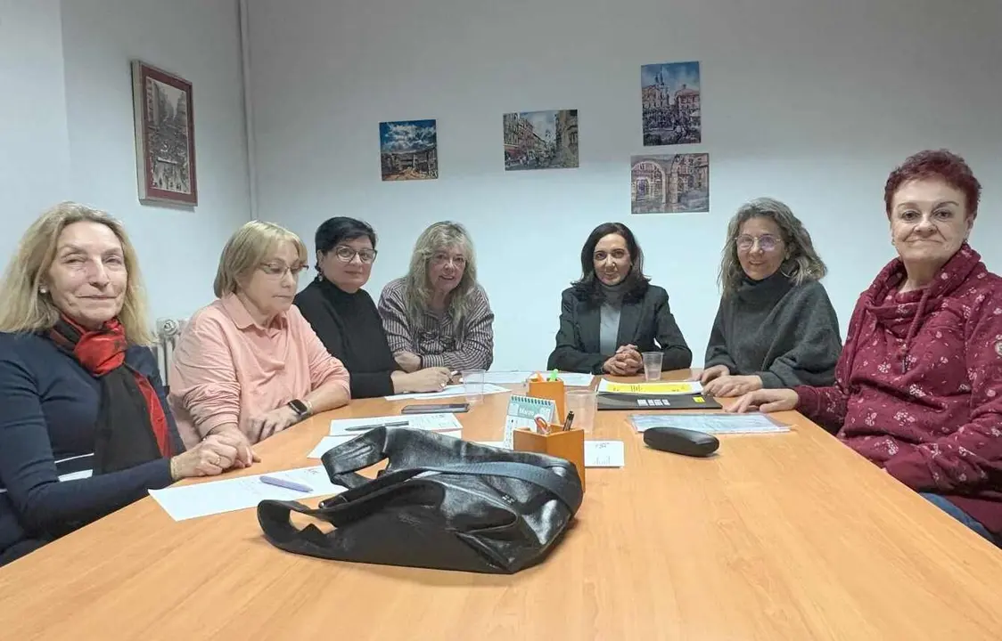 Alicia Gallego, durante el encuentro con representantes de Amnist&iacute;a Internacional.