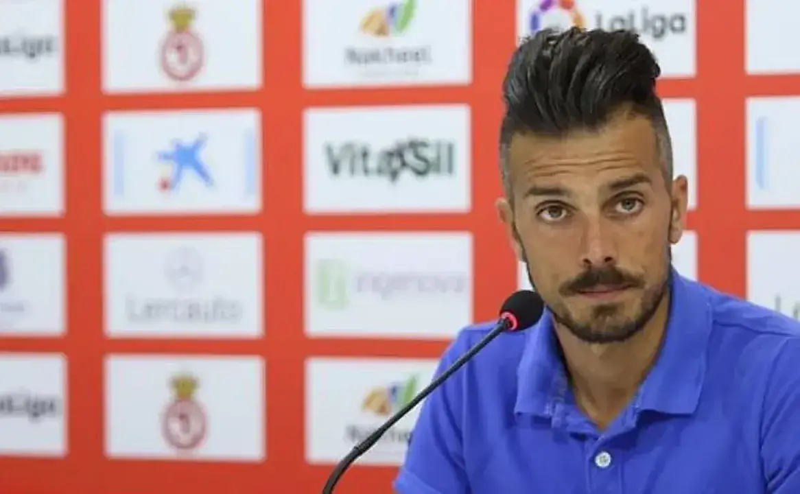 Rub&eacute;n de la Barrera, durante una rueda de prensa cuando era entrenador de la Cultural Leonesa.