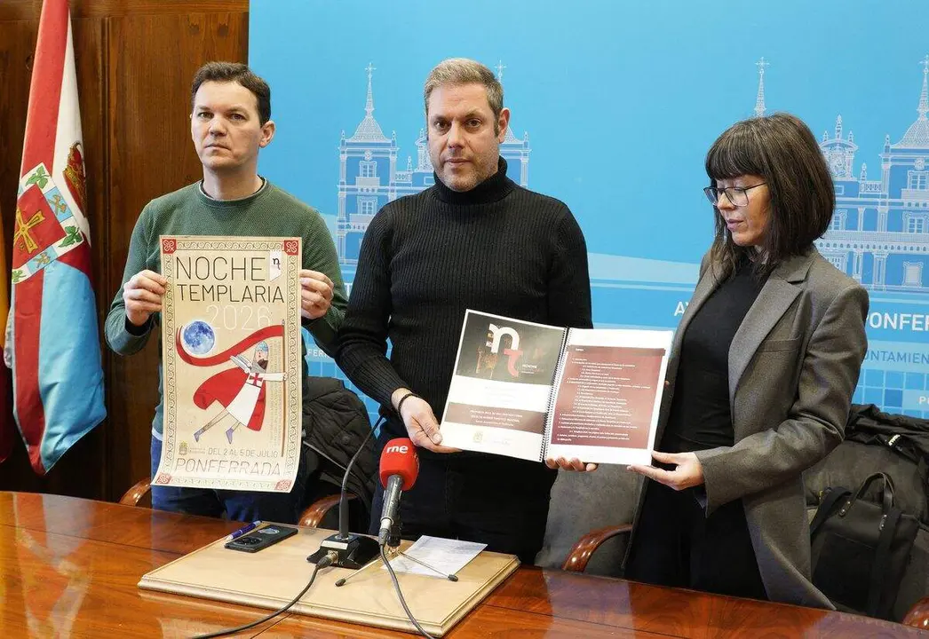El concejal de Turismo del Ayuntamiento de Ponferrada, Iv&aacute;n Alonso (C), durante la presentaci&oacute;n de La Noche Templaria. Foto: C&eacute;sar S&aacute;nchez.