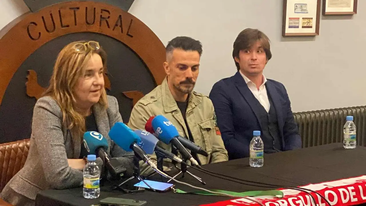 Rub&eacute;n de la Barrera, en el centro, durante la rueda de prensa.