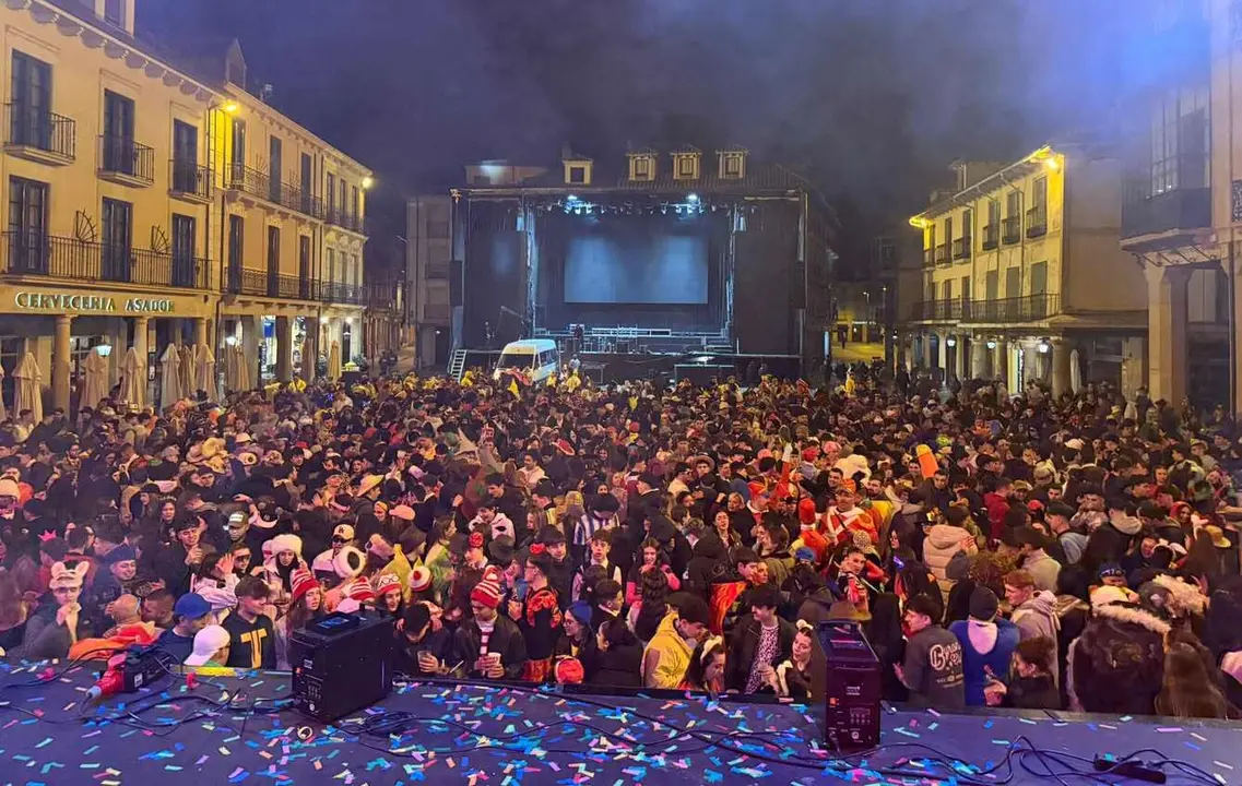 Imagen de la plaza de Astorga repleta de p&uacute;blico durante el Carnaval