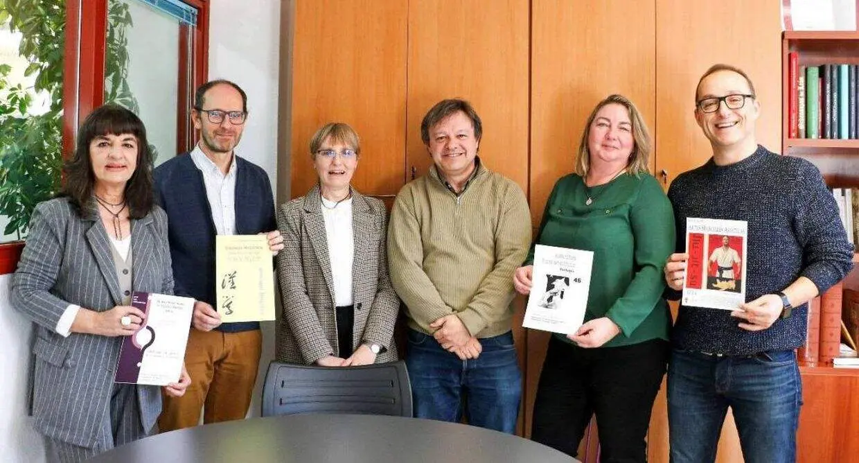 De izquierda a derecha: Ana Isabel Blanco Garc&iacute;a, directora de Cuestiones de g&eacute;nero: de la igualdad y la diferencia, &Oacute;scar Fern&aacute;ndez &Aacute;lvarez, director de Sinolog&iacute;a Hisp&aacute;nica. China Studies Review, Mar Garc&iacute;a Casado, responsable de la biblioteca de la Facultad de Ciencias Econ&oacute;micas y Empresariales y asesora editorial de las revistas de la ULE, Jos&eacute; Manuel Trabado Cabado, director del Servicio de Publicaciones de la ULE, Imelda Mart&iacute;n Junquera, directora de Estudios Human&iacute;sticos. Filolog&iacute;a, y Carlos Guti&eacute;rrez Garc&iacute;a, director de la Revista de Artes Marciales Asi&aacute;ticas (RAMA).