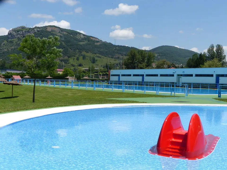 UPL La Robla exige la eliminaci&oacute;n urgente de barreras arquitect&oacute;nicas en la piscina municipal para garantizar la accesibilidad universal.