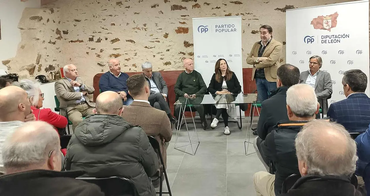 Su&aacute;rez-Qui&ntilde;ones, presidente de la gestora del PP, durante el encuentro con los alcaldes.