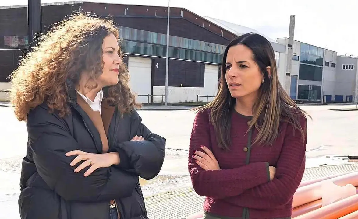 Nuria Rubio, junto a la alcaldesa de Bembibre, visitando la zona del pol&iacute;gono industrial.