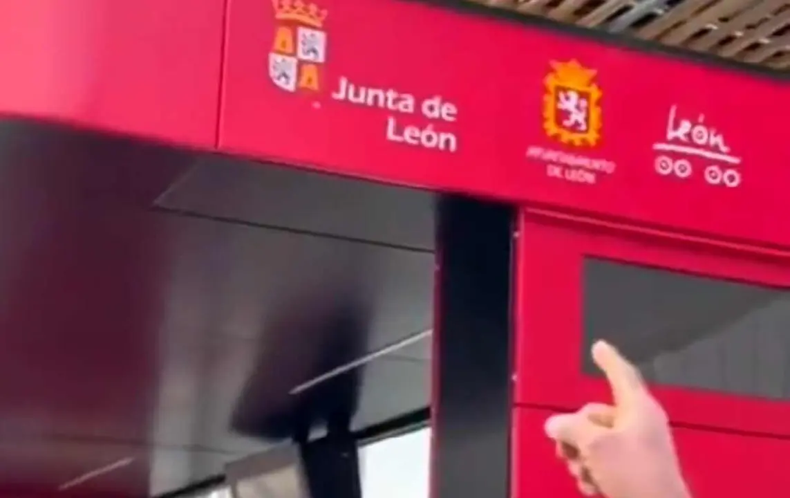 L&oacute;pez Sendino se&ntilde;ala y aplaude la eliminaci&oacute;n de "Castilla" de los logotipos institucionales de la Junta en las marquesinas de los autobuses.
