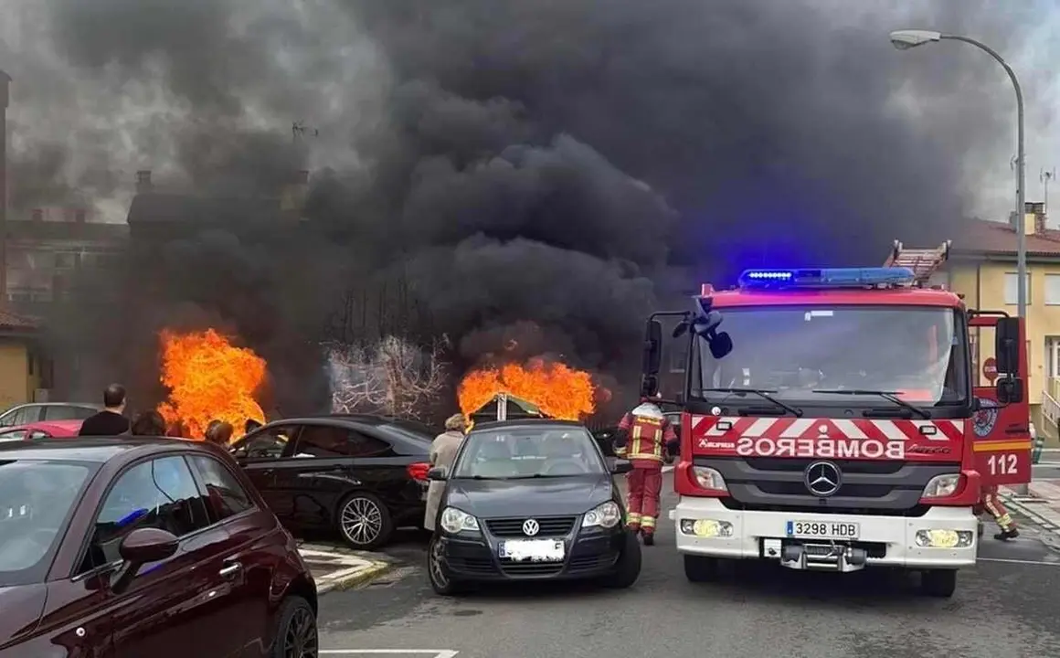 Instante de la intervenci&oacute;n de Bomberos en el lugar del incendio.