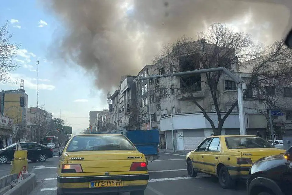 Una columna de humo en la capital de Ir&aacute;n tras un bombardeo este s&aacute;bado.