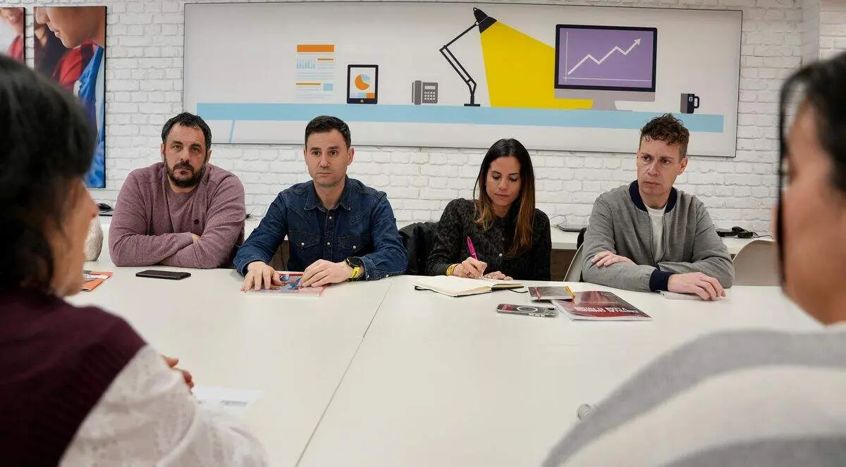 Cend&oacute;n, Rubio y Rivas durante la reuni&oacute;n con la Fundaci&oacute;n Secretariado Gitano de Le&oacute;n. Foto: PSOE.