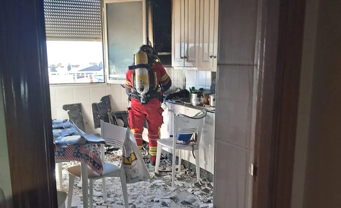 Un bombero del Speis de Ponferrada inspecciona la cocina donde se inicio en incendio este domingo. Foto: Bomberos Ponferrada.