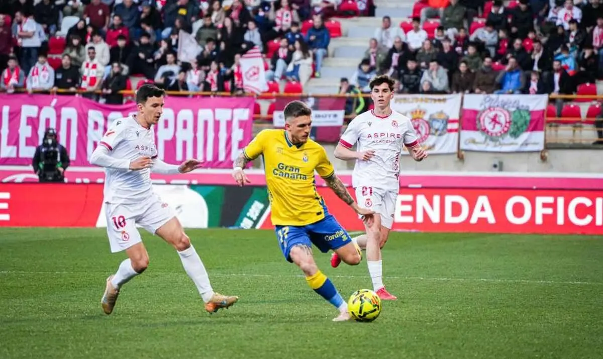 Chac&oacute;n, junto con Hinojo, presiona a un jugador de Las Palmas.