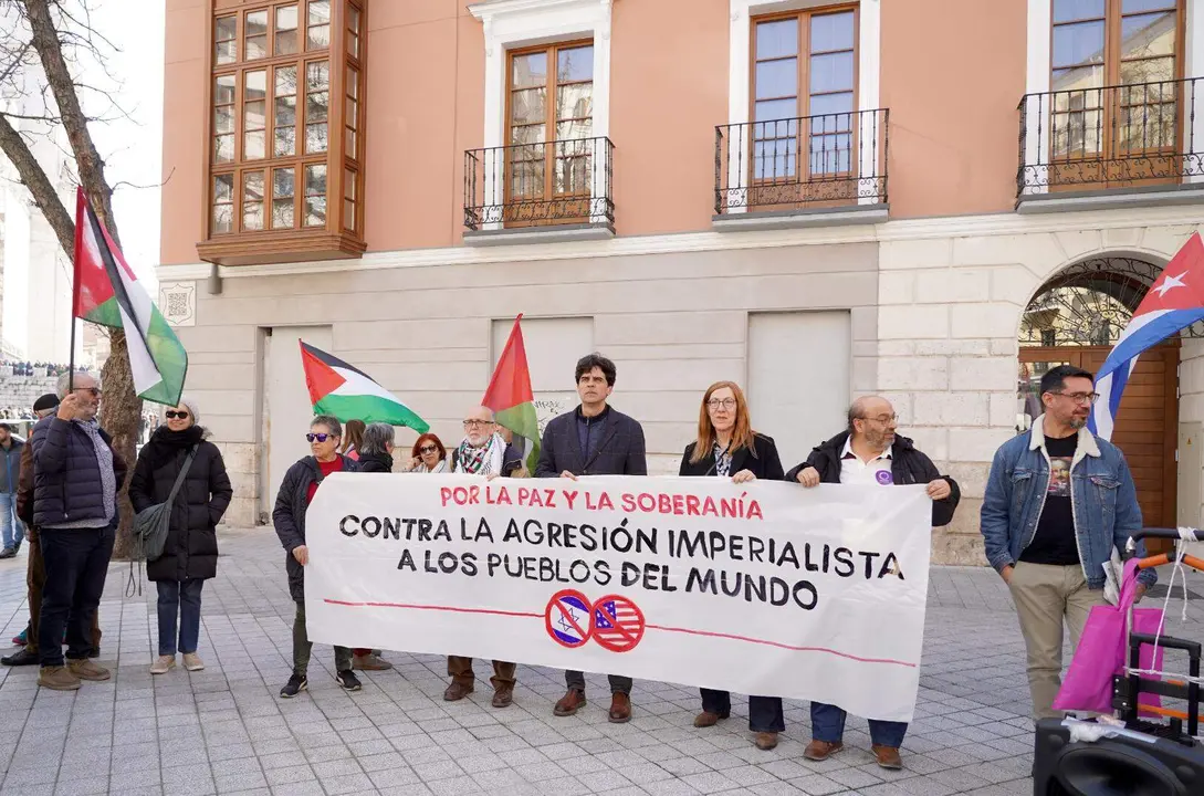 La plataforma ciudadana Valladolid Contra la Guerra convoca una concentraci&oacute;n de Valladolid en defensa de la paz, la soberan&iacute;a de los pueblos y en rechazo a la escalada b&eacute;lica tras el ataque militar de Estados Unidos e Israel contra Ir&aacute;n que ha desencadenado una grave crisis militar en Oriente Medio.. Participa el coordinador de Izquierda Unida y candidato a la Presidencia de la Junta de Castilla y Le&oacute;n por la coalici&oacute;n en Com&uacute;n
