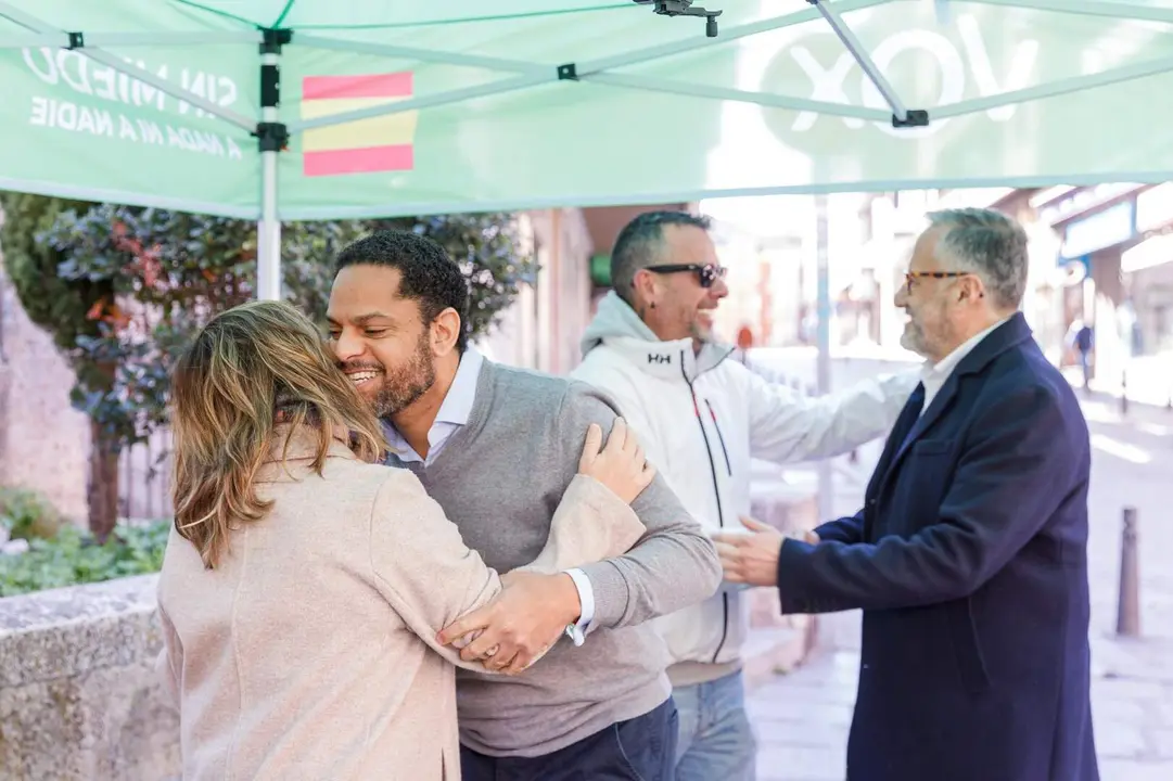 El secretario general de Vox, Ignacio Garriga, y el candidato a la Junta por la formaci&oacute;n, Carlos Poll&aacute;n, atienden a los medios en Segovia. Foto: Nacho Valverde.