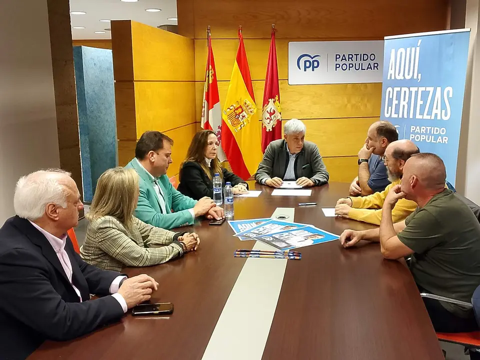 Reuni&oacute;n de la candidatura del PP con la plataforma M&aacute;s Vuelos este lunes. Foto: PP.