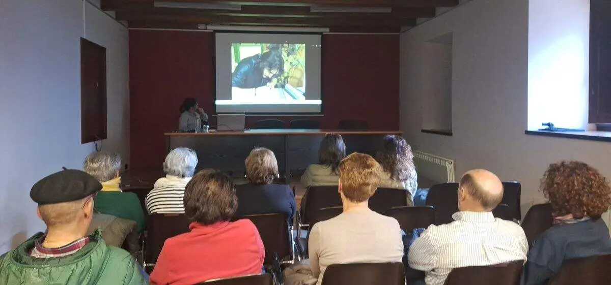 Un momento del taller homenaje e Lolo en Murias de Paredes.