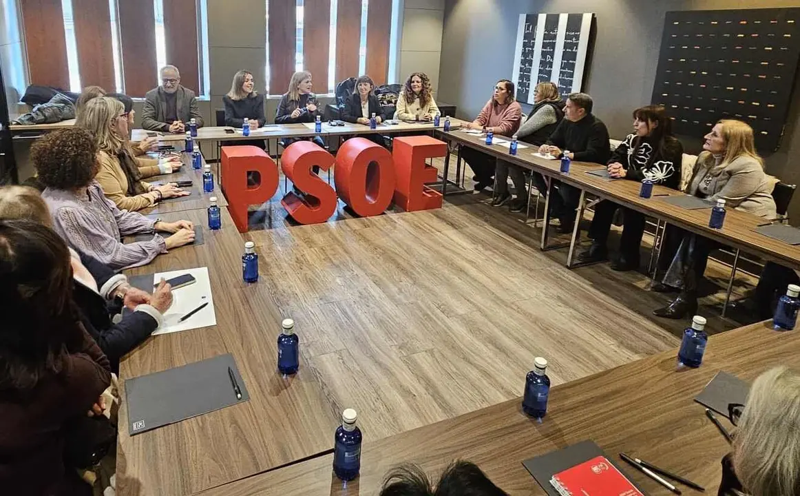 Un instante de la reuni&oacute;n mantenida por el PSOE con colectivos feministas.