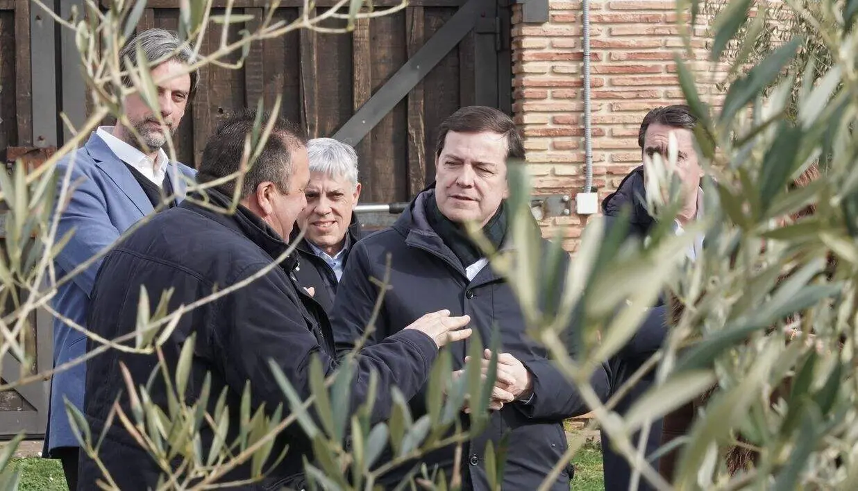 El candidato del Partido Popular de Castilla y Le&oacute;n a la reelecci&oacute;n como presidente de la Junta, Alfonso Fern&aacute;ndez Ma&ntilde;ueco visita L'almazara de Diego, en la localidad de Congosto (Le&oacute;n)