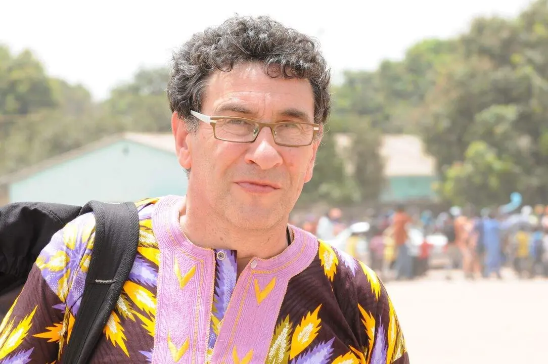 Manolo Fern&aacute;ndez en Sanyang (Gambia) durante uno de sus &uacute;ltimos viajes.