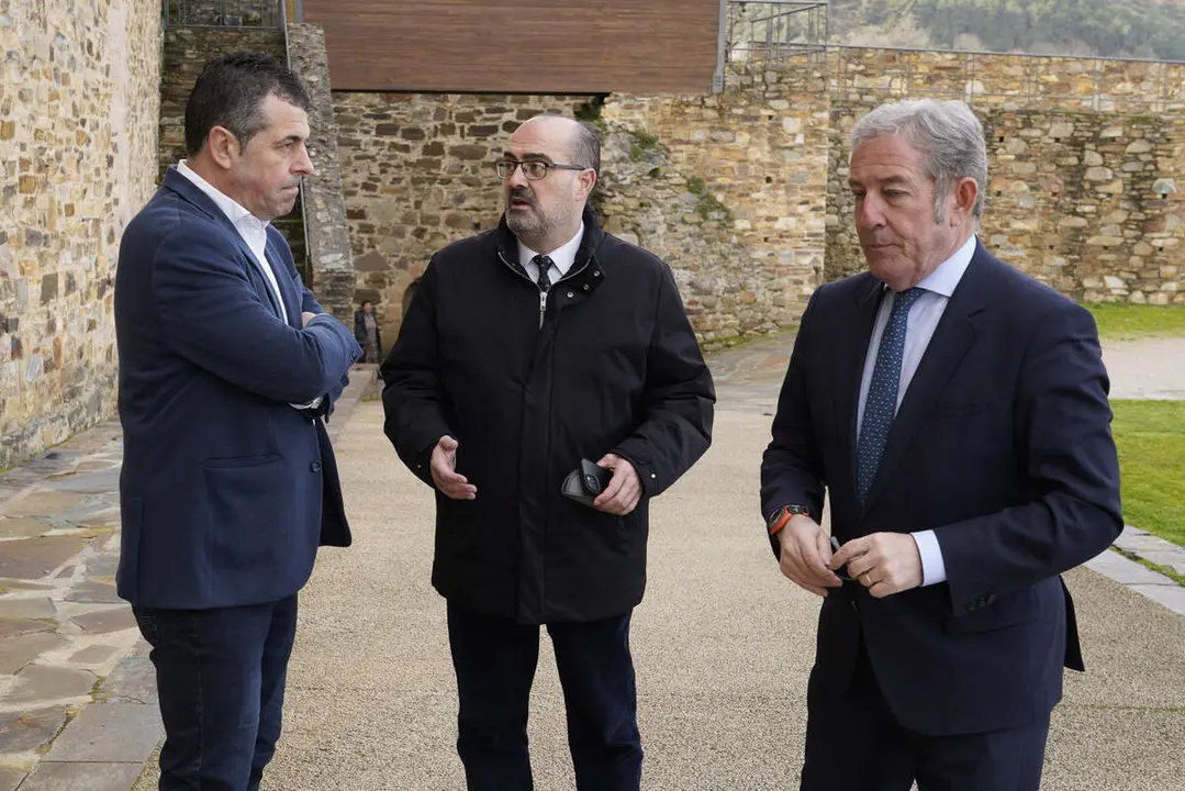 El presidente de la C&aacute;mara Oficial de Comercio, Industria y Servicios de Le&oacute;n, Javier Vega (C), junto al director de Tecnolog&iacute;a de la Fundaci&oacute;n Universidad Empresa, &Aacute;ngel Ruiz (I), y el alcalde de Ponferrada, Marco Morala (D), durante la apertura de las Jornadas Somos Futuro 2.0 organizadas por la C&aacute;mara de Comercio