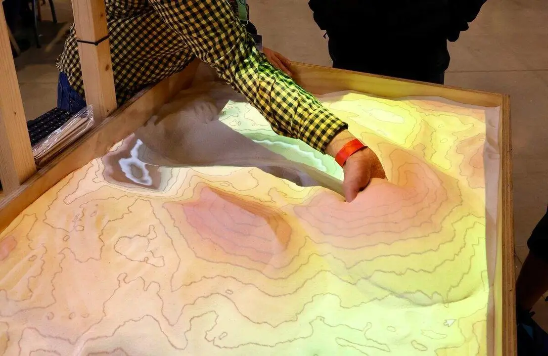 La rectora de la Universidad de Le&oacute;n, Nuria Gonz&aacute;lez, y el alcalde de Le&oacute;n, Jos&eacute; Antonio Diez, inauguran la s&eacute;ptima edici&oacute;n de Expociencia